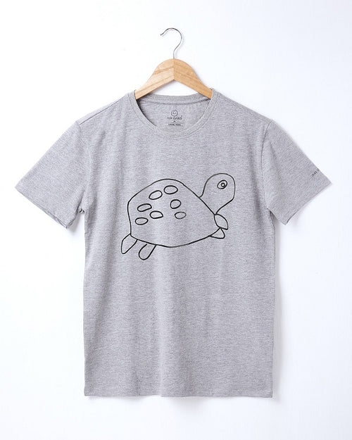 Soft cotton unisex t-shirt with colorful print for casual fashion